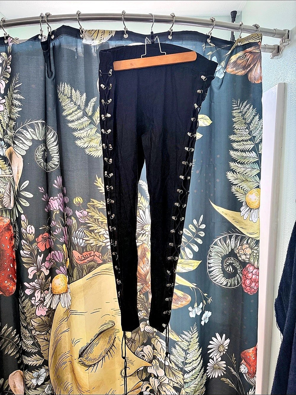 Floral Side-Lace Black Leggings